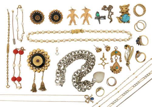 λ A quantity of jewellery, including a white stone-set pendant, a silver necklace with heart pendant