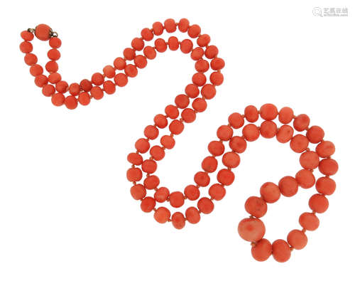 λ A single-row coral bead neckace, the beads graduate from 9 - 19mm, 90cm long Accompanied by