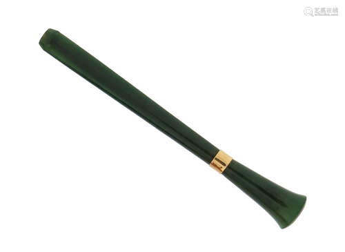 A carved nephrite cigarette holder, with gold band, 11.5cm