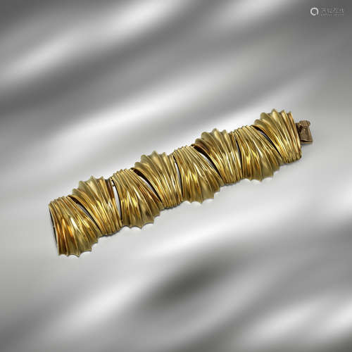 A fluted yellow gold bracelet by Cartier, c1940, the eight links of lobed scallop form, signed