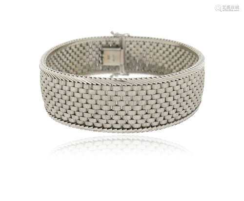 A white gold mesh link strap bracelet, 19cm, 47g