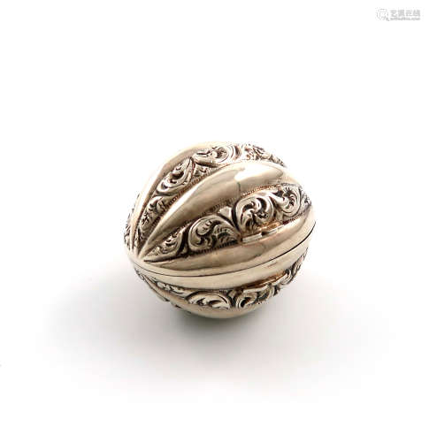 A Victorian silver nutmeg grater, by George Unite, Birmingham 1848, melon form, with alternate