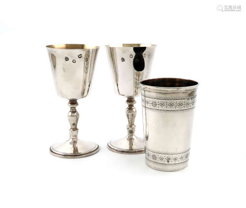 A pair of modern silver goblets, by A Haviland-Nye, Sheffield 1967, tapering circular bowls, on