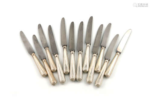 A set of six modern silver-handled Thread pattern table and dessert knives, London 1997. (12)