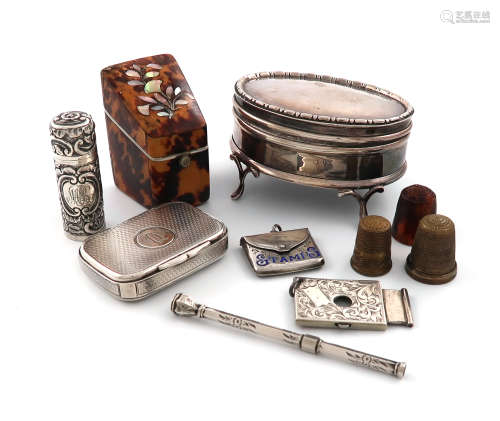 λA mixed lot, comprising silver items: a Victorian vesta box, by Rawlings and Summers, London