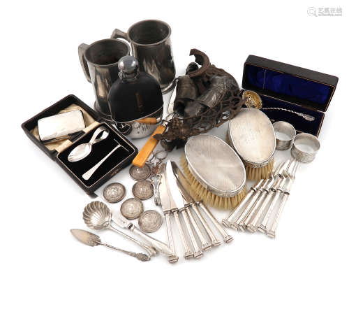 λA mixed lot, comprising silver items: a pair of 18th century sugar nips, a cased sifting spoon, a