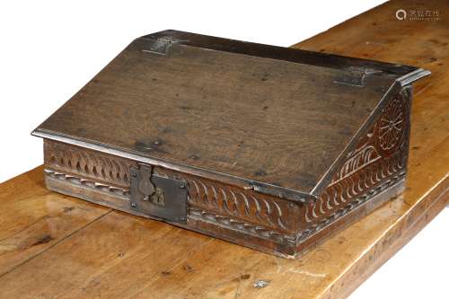 A 17TH CENTURY OAK BIBLE BOX / DESK ATTRIBUTED TO SALISBURY the sloping hinged lid revealing an