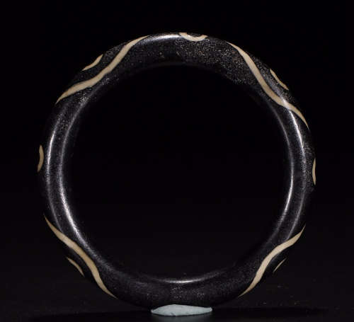 AN AGATE BANGLE WITH PATTERN