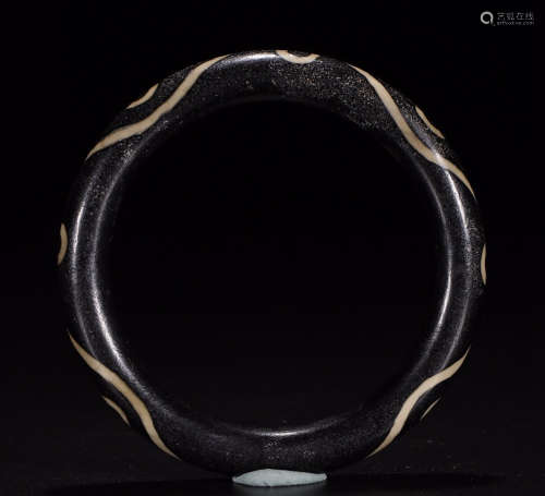 AN AGATE BANGLE WITH PATTERN