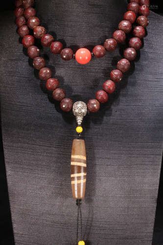 AN AGATE STRING NECKLACE