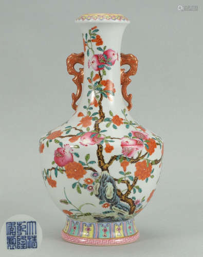 A FAMILLE ROSE GLAZE VASE WITH POMEGRANATE PATTERN