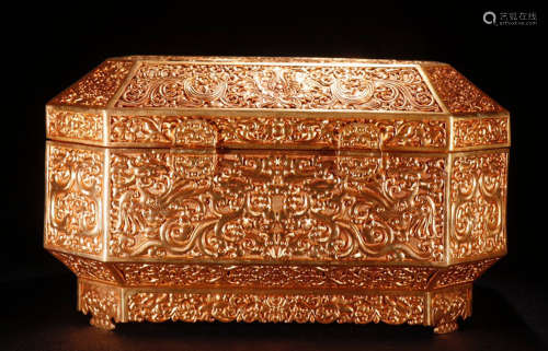 A GILT BRONZE BOX CARVED WITH STORY PATTERN