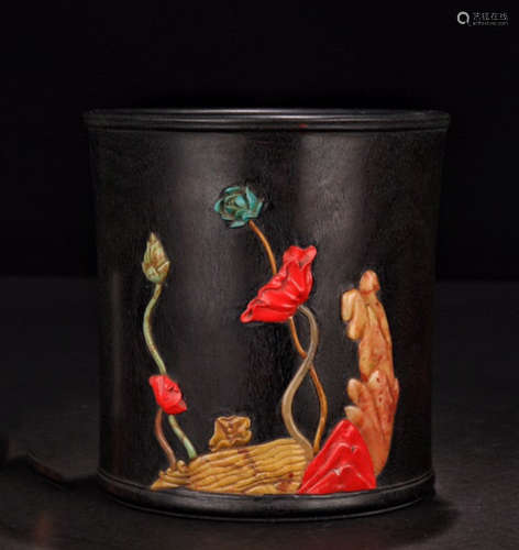 A TITAN WOOD BRUSH POT EMBEDDED WITH SHOUSHAN STONE