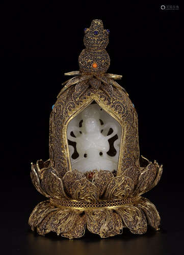 A HETIAN WHITE JADE GUANYIN BUDDHA STATUE EMBEDDED WITH GILT BRONZE