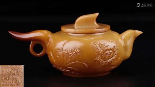 A HETIAN YELLOW JADE TEA POT CARVED WITH FLOWER PATTERN