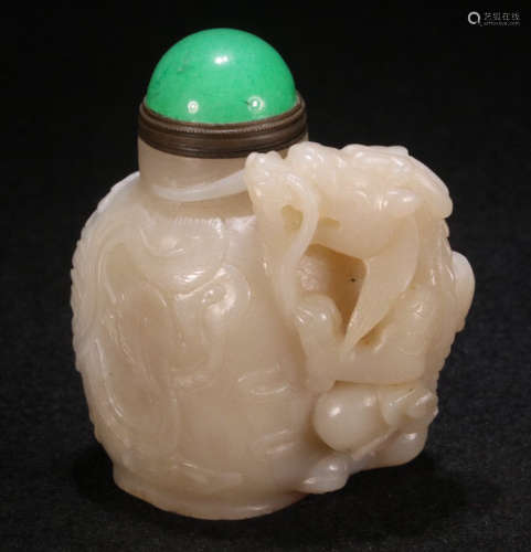 A HETIAN JADE SNUFF BOTTLE CARVED WITH DRAGON PATTERN