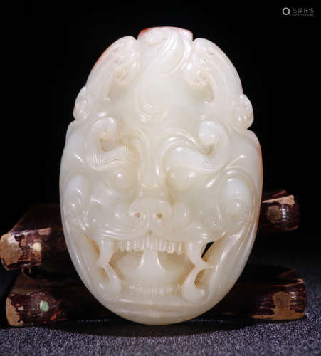 AN ANTIQUE JADE PENDANT CARVED WITH BEAST
