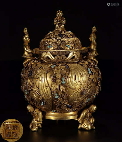 A GILT BRONZE CENSER CARVED WITH FIGURE PATTERN