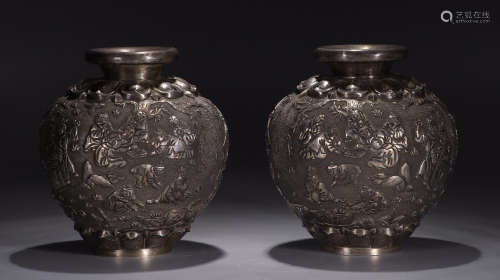 PAIR OF SILVER VASE CARVED WITH FIGURE PATTERN
