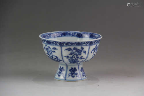 A Chinese Blue and White Porcelain Standing Cup