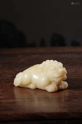 A Chinese Beast Carved Shoushan Ross Quartz Ornament