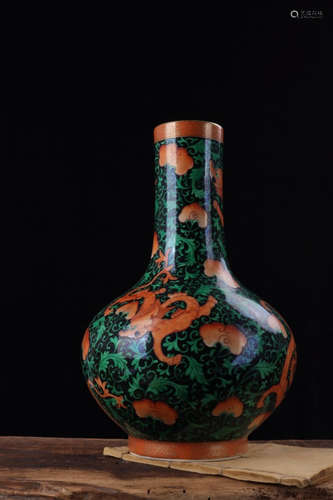 A Chinese Red Green Gragon Pattern Porcelain Ball-shaped Vase