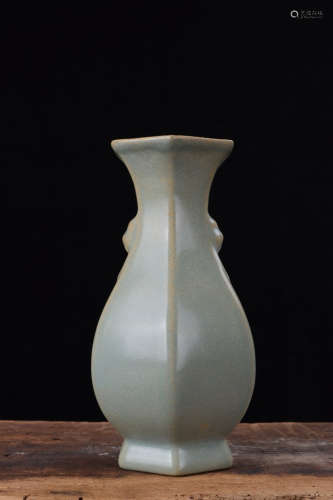 A Chinese Ru Kiln Porcelain Vase
