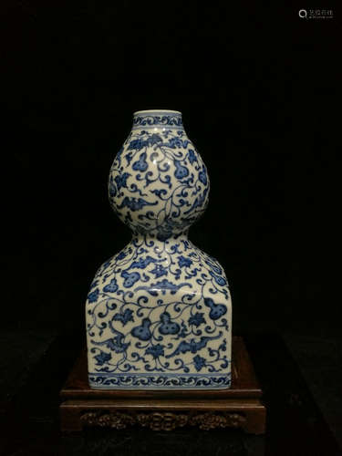 A Chinese Blue and White Floral Porcelain Vase