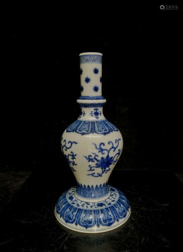 A Chinese Blue and White Floral Porcelain Vase