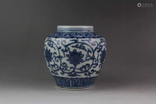 A Chinese Floral  Twine Pattern Porcelain Jar