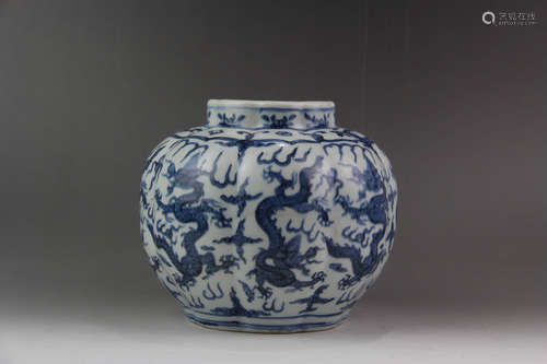 A Chinese Dragon Pattern Porcelain Jar