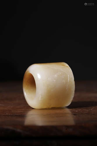 A Chinese Carved Hetian Jade Thumb Ring