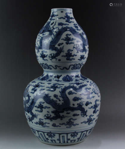 A Chinese Blue and White Dragon Pattern Porcelain Gourd-shaped Vase