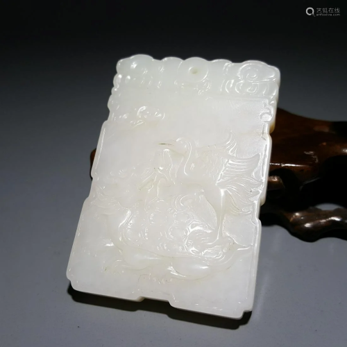 A CHINESE CARVED HETIAN JADE PENDANT