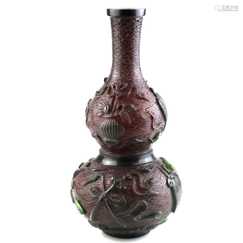A CHINESE GLASS GOURD-SHAPED VASE