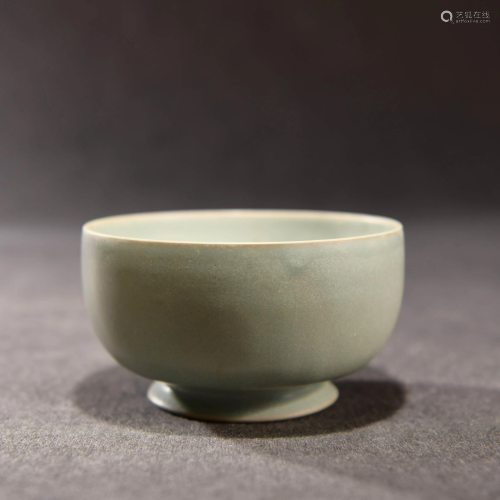 A CHINESE ROUND PORCELAIN BOWL