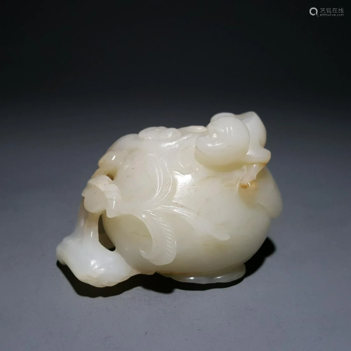 A CHINESE CARVED HETIAN JADE PEACH OR…