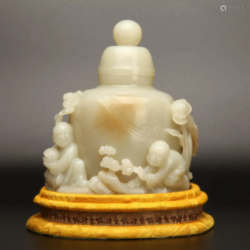 A CHINESE CARVED JADE VASE ORNAMENT