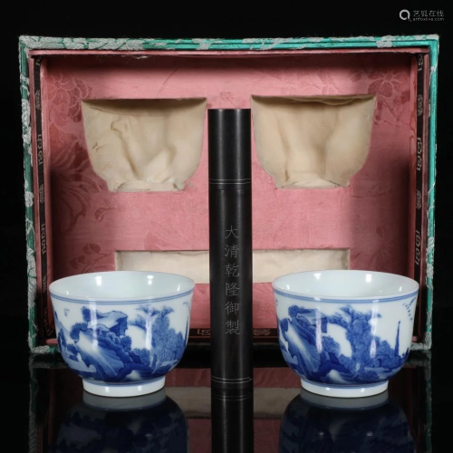 A PAIR OF CHINESE PORCELAIN CUPS