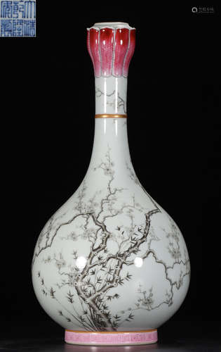 AN INK GLAZE OUTLINE IN GOLD FLOWER PATTERN VASE