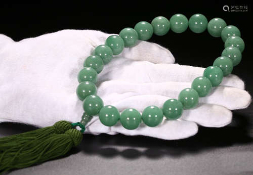 AN AVENTURINE STRING BRACELET