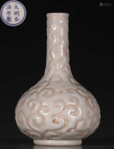 A SWEET WHITE GLAZE VASE