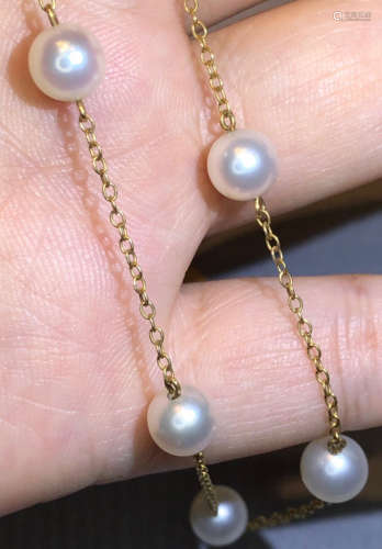 A 18K AKOYA PEARL NECKLACE