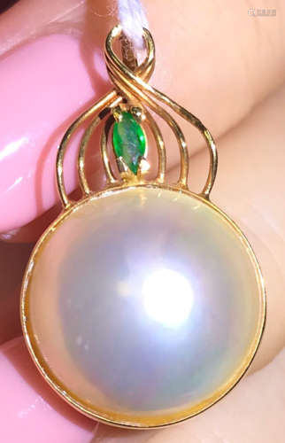 A 18K GOLD MAPE PEARL PENDANT WITH EMERALD