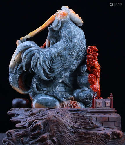 A SOAPSTONE CARVED ROOSTER SHAPED ORNAMENT