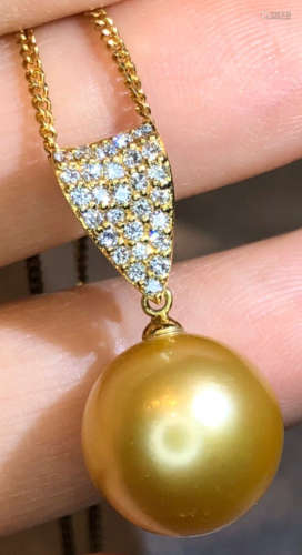 A 18K GOLD PEARL DIAMOND PENDANT