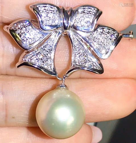 A 18K PEARL WITH DIAMOND BROOCH