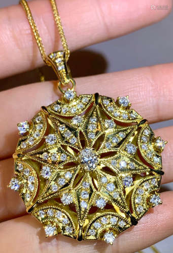 A 18K DIAMOND PENDANT