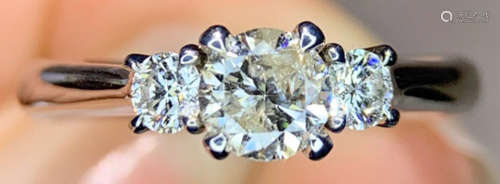 A PLATINUM DIAMOND RING