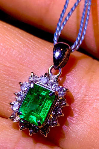 A PLATINUM WITH COLOMBIA EMERALD DIAMOND PENDANT